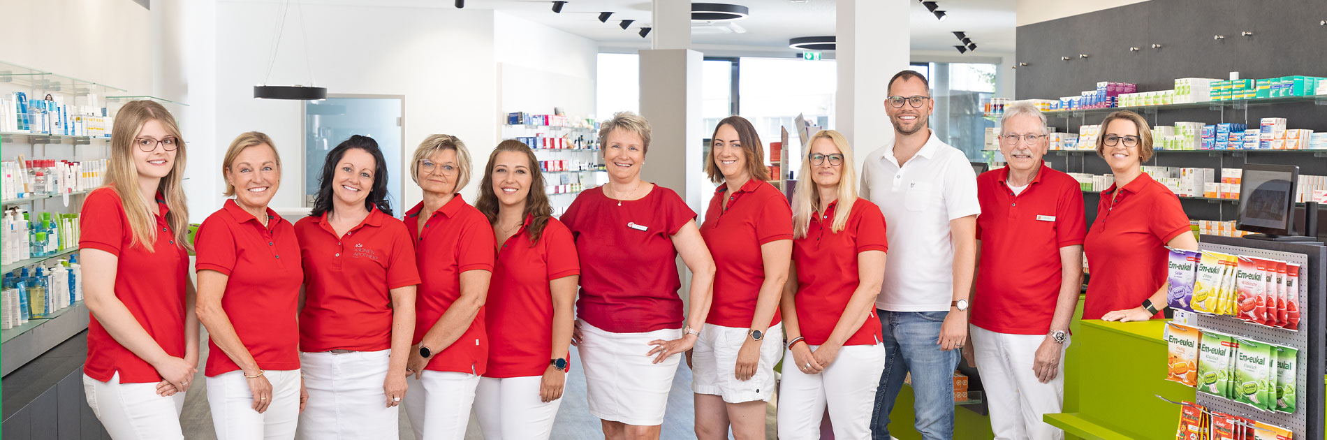 Das gesamte Team der Kronen Apotheke in Günzburg.