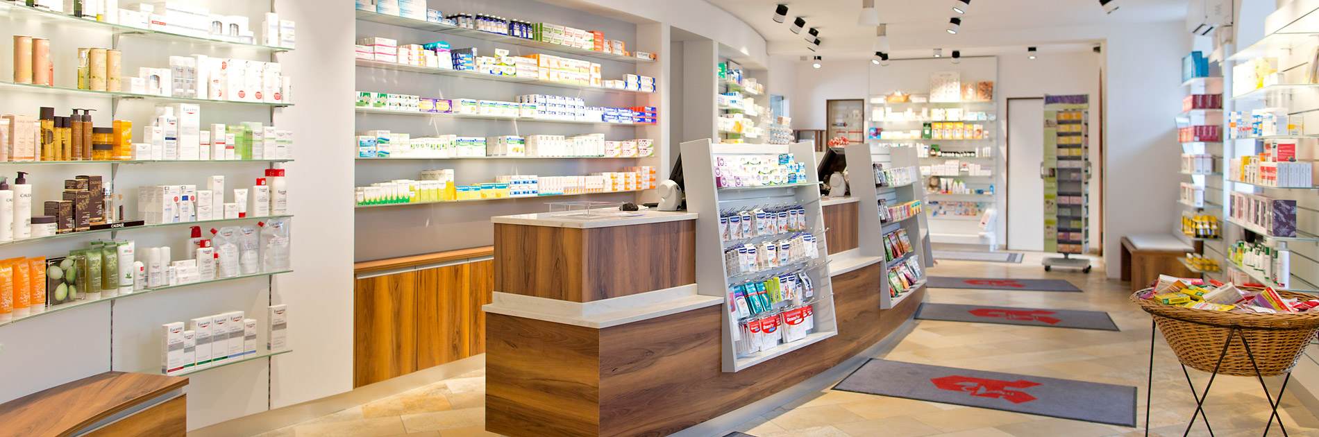 Hell und mit Licht durchflutete Apotheke in Ichenhausen bei Günzburg.